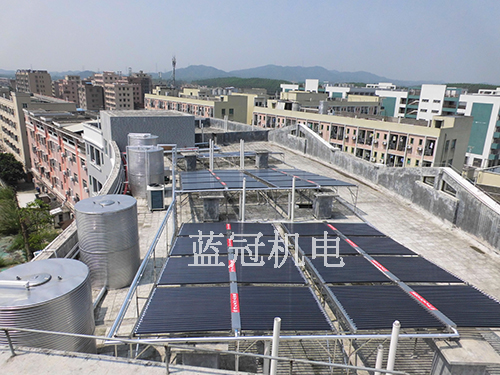 江門市鶴山市洋鑫商務(wù)酒店熱水工程：采用真空管太陽(yáng)能熱水器+空氣能熱水器，以滿足用戶用水